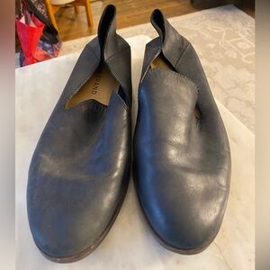 Women’s lucky brand black leather Cahill loafer flats.